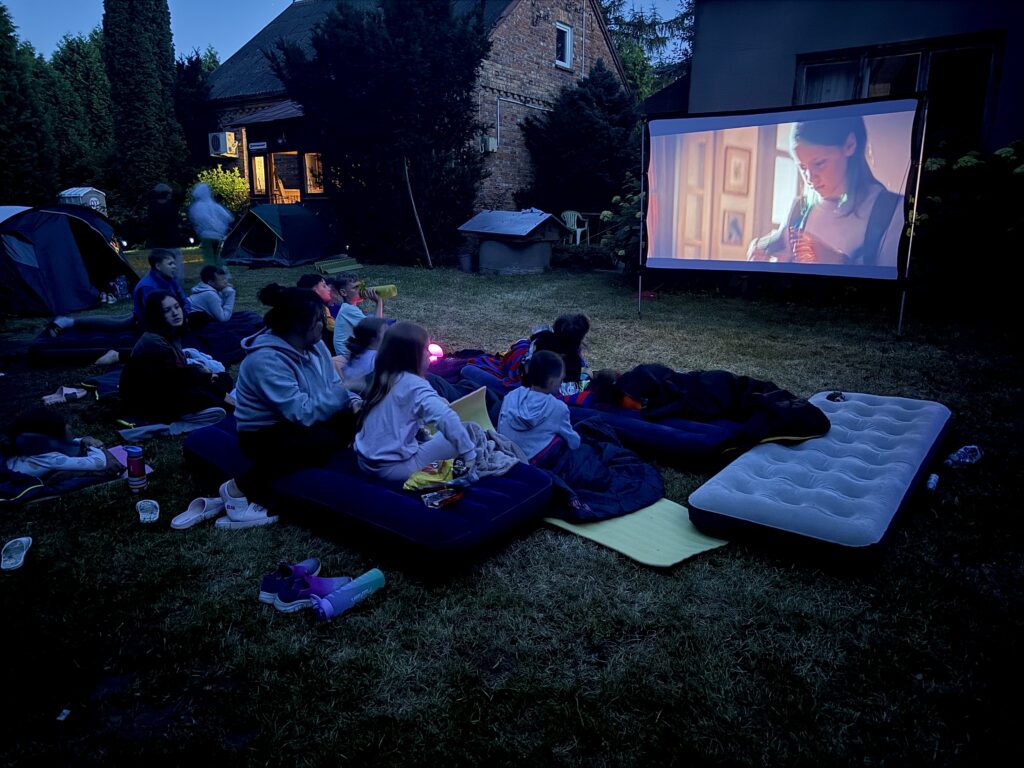 Kino plenerowe podczas wieczoru na obozie